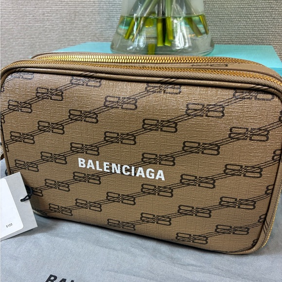 NWT Authentic Balenciaga BB Coated Canvas Monogram Double Zip Brown Clutch - Picture 2 of 10